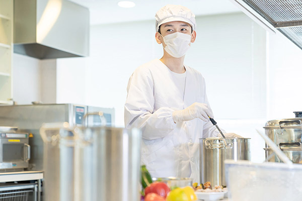 衛生管理の行き届いた給食工場